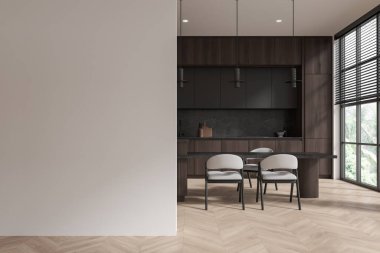 Arka planda modern bir mutfak olan boş bir duvar. Sandalyeli yemek masası, ahşap zemin, geniş pencereler. Ev dekorasyonu konsepti. 3B Hazırlama