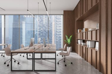 Ahşap aksanlı, geniş pencereli ve parlak mobilyalı modern açık uzay ofisi. Şehrin ufuk çizgisi arka planda görünüyor. 3B Hazırlama