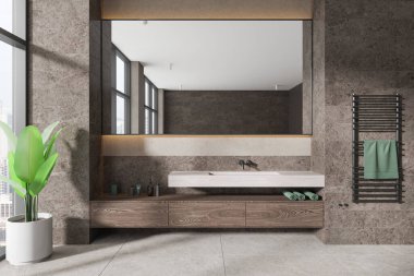Geniş aynalı modern banyo, ahşap süsleme ve havlu askısı. Taş duvarlar, büyük pencereler ve kapalı alan bitkisi. Minimalist tasarım. 3B Hazırlama