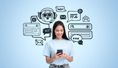 Açık mavi arka planda yapay zeka sohbet robotu simgeleri olan akıllı telefon kullanan gülümseyen bir kadın. Teknoloji ve iletişim kavramlarını temsil eder