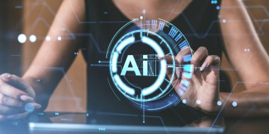 Holografik yapay zeka arayüzü, fütüristik stil, koyu arkaplan ile etkileşimde olan kişi. Teknoloji ve yenilik kavramı