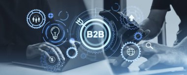 İş adamları birlikte çalışıyor, elleri telefon ve dizüstü bilgisayarla yakın çekim görüntüsü kullanıyor. B2b vitesli hologram hud ve simgeler. Finansal pazarlama, iş dünyası ve küresel bağlantı kavramı