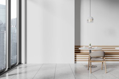 İçi boş bir duvar, masa ve pencere kenarındaki sandalyeyle dolu minimalist bir iç mekan. Tarafsız tonlar ve parlak tasarım. 3B Hazırlama