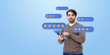 Elinde yüzen yıldız derecelendirme simgeleriyle mavi arka planda gülümseyen bir tablet tutan adam. Çevrimiçi inceleme ve müşteri geribildirimi kavramı