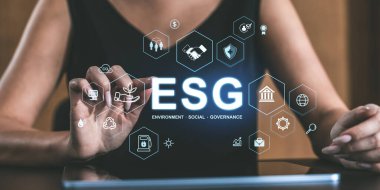 Dijital arayüzde ESG simgeleriyle etkileşime giren kişi sürdürülebilirlik ve etik üzerine odaklanır. Kurumsal sorumluluk kavramı