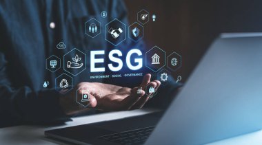 Eller ESG simgelerini tutuyor, dijital stil, koyu arkaplan. İş uygulamalarında çevre, sosyal ve yönetim kavramı