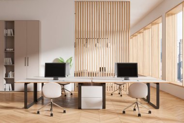 Minimalist masaları, sandalyeleri ve ahşap bölmeleri olan çağdaş ofis içi. Parlak, doğal ışık modern çalışma alanını doldurur. 3B Hazırlama