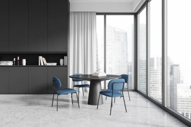 Mavi sandalyeli, siyah masalı, geniş pencereli ve şehir manzaralı modern yemek salonu. Minimalist stil, parlak iç mekan, ev tasarımı. 3B Hazırlama