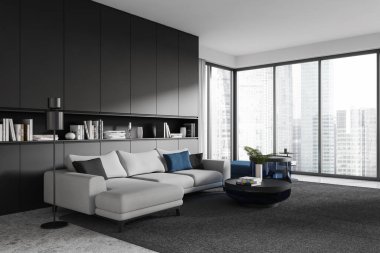 Zarif bir kanepe, kitap rafları ve şehir manzarasına bakan geniş pencereli modern bir oturma odası. Ev zarafeti kavramı. 3B Hazırlama