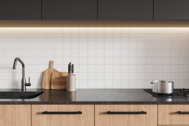Ahşap dolapları, parlak musluğu ve sobası olan modern bir mutfak. Fayanslı duvar zeminli minimalist tasarım. 3B Hazırlama