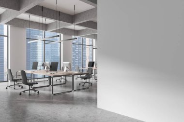 Modern masa ve sandalyelerle dolu geniş bir ofis, sağında boş bir duvar var. Şehir manzaralı minimalist tasarım. 3B Hazırlama