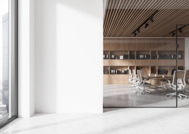 Cam duvarları, ahşap rafları ve masa etrafında sandalyeleri olan geniş bir konferans odası. Parlak, minimalist iç tasarım. 3B Hazırlama
