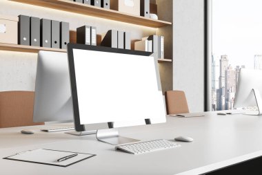 İş yerinin iç görünümü, bilgisayarın boş ekranı, panoramik pencereli ofis işyeri gökdelenleri. Pazarlama, reklam ya da ofis yazılımı. 3B görüntüleme