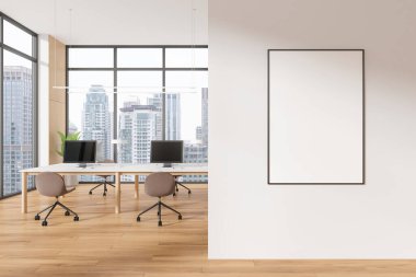 Modern ofisin duvarında şehir manzaralı boş bir poster. Minimalist tarzda, ahşap zemin. Tasarım şablonu kavramı. 3B Hazırlama