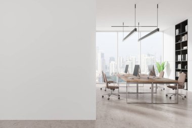 Geniş pencereli, modern mobilyalı geniş bir ofis ve model için boş bir duvar. Hafif, minimalist iç mekan konsepti. 3B Hazırlama