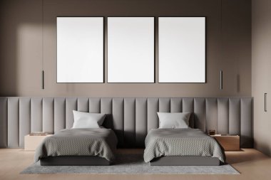 Minimalist yatak odası dekorunda üç boş poster, ikiz yataklar ve modern dekorlar. Ev dekorasyonu kavramı. 3B Hazırlama