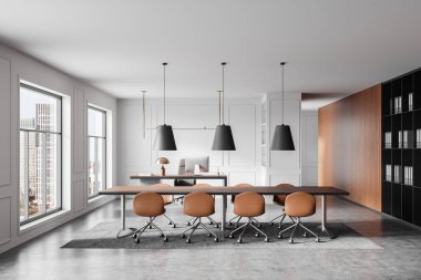 Geniş ofis içi geniş bir masa, sandalyeler, modern ışıklandırma ve şehir manzaralı pencereler. İş görüşmesi ortamı. 3B Hazırlama