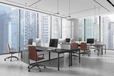 Masaları, sandalyeleri ve bilgisayarları olan geniş modern ofis. Şehir manzarası olan büyük cam pencereler. İş yeri kavramı. 3B Hazırlama