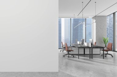 Mobilyaları ve geniş pencereleri olan modern bir ofiste boş beyaz bir duvar. Model tasarımlar için kopya alanı sağlıyor. 3B Hazırlama