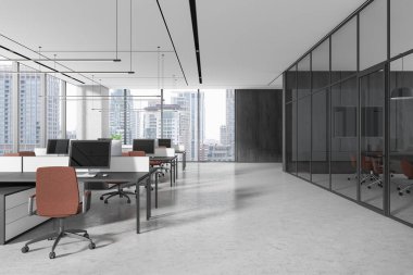Geniş bir ofis, çalışma istasyonları, bilgisayarlar ve büyük pencereleri var. Camdan bölümler ve şehir manzaralı modern iç tasarım. 3B Hazırlama
