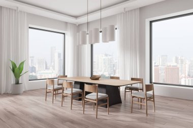 İçinde ahşap bir masa, sandalyeler, asılı ışıklar ve ışık perdeleri olan modern bir yemek odası. Büyük pencereler şehir manzarası sergiliyor. 3B Hazırlama