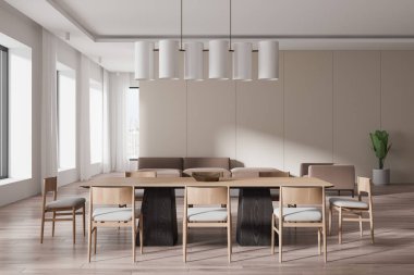 Ahşap sandalyeli yemek odası ve nötr tonda masa, minimalist tasarım, parlak pencereler ve yanında bir bitki, geniş bir konsept. 3B Hazırlama