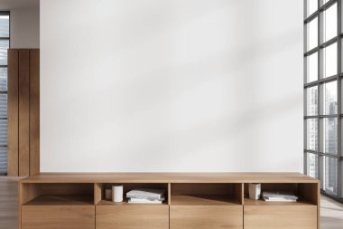 Modern bir odada doğal ahşap rafı olan boş beyaz bir duvar. Büyük pencereler ve şehrin ufuk çizgisi görünür. Model konsepti. 3B Hazırlama