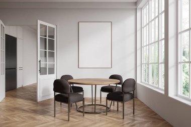 Ahşap döşemeli, büyük pencereli ve modern sandalyeli bir yemek odasındaki tarafsız duvarda asılı boş bir poster modeli. 3B Hazırlama