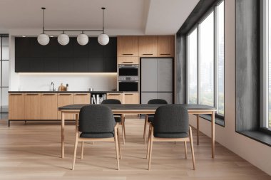 Ahşap dolaplar, siyah aksanlar ve yemek alanı olan şık bir mutfak. Büyük pencereler ve ahşap zemin modern tasarımı geliştirir. 3B Hazırlama