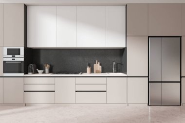 Zarif dolapların, dahili aletlerin ve buzdolabının olduğu modern bir mutfak. Tarafsız bir odada temiz, minimalist tasarım konsepti. 3B Hazırlama
