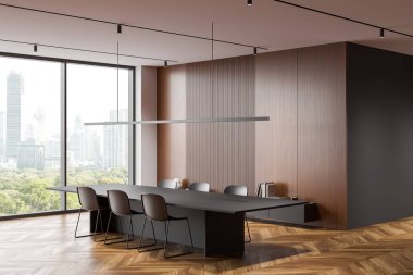 Zarif bir toplantı odası, parlak siyah bir masa, kahverengi sandalyeler, ahşap duvarlar, ve şehir manzaralı büyük bir pencere. 3B Hazırlama