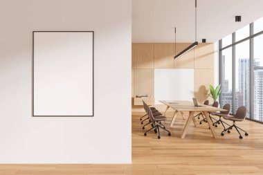 Duvarında boş bir tuval olan geniş bir konferans odası, modern masa, sandalyeler ve şehir manzarası. İş iç konsepti. 3B Hazırlama
