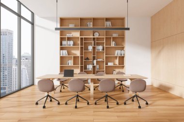 Ahşap masası, sandalyeleri ve rafları olan ofis konferans odası. Şehir manzaralı modern iç tasarım. İş konsepti. 3B Hazırlama
