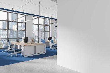Geniş pencereli, önünde beyaz bir duvar olan çağdaş bir ofis ve çalışma istasyonları. Parlak ve modern çalışma alanı konsepti. 3B Hazırlama