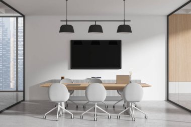 Geniş siyah ekran, ahşap masa ve gri sandalyeli modern bir ofis konferans odası. Odanın minimalist bir tasarımı, geniş pencereleri ve parlak bir atmosferi var. 3B Hazırlama
