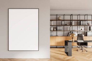 Modern ofis ortamında arka planda minimalist bir masa ve kitaplık bulunan bej bir duvarda boş çerçeveli bir poster. 3B Hazırlama