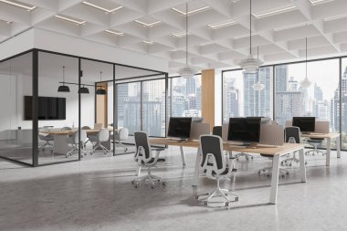 Boş masaları, cam duvarlı toplantı odası ve şehir manzarası arka planını gösteren büyük pencereleri olan geniş modern ofis. 3B Hazırlama
