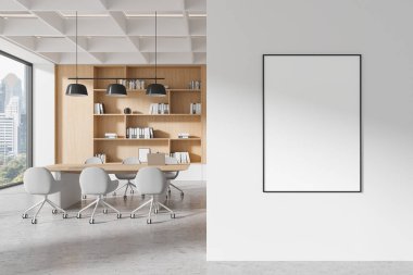 Modern bir ofiste, tahta rafları, masası ve sandalyeleri olan beyaz bir duvarda boş çerçeveli poster modeli. 3B Hazırlama