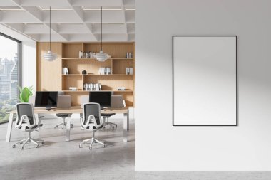 Masaları, sandalyeleri ve duvarında boş bir posteri olan modern bir ofis. Hafif ahşap rafları ve doğal ışığı olan minimalist tasarım. 3B Hazırlama