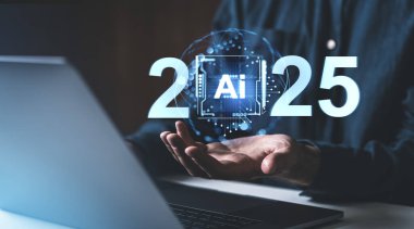 2025 yılı için ileri teknoloji bir yapay zeka teknolojisi sunan bir kişi, elinde teknoloji temalı bir hologram, arka planda bir dizüstü bilgisayar