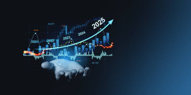 Bir el, 2021 'den 2025' e kadar yükselen pazar eğilimlerini, şamdan desenleriyle, karanlık bir arka planda, finansal tahminleri ve gelecekteki büyümeyi sembolize eden bir mali grafik tutuyor.