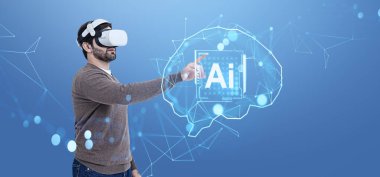 VR kulaklık takan bir adam dijital yapay zeka arayüzü ile etkileşime giriyor. Geleceksel bağlantılar ve mavi arka planda bir beyin hologramı. Yapay zeka teknolojisi ve VR entegrasyonu kavramı