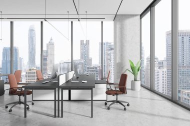 Parlak masaları, sandalyeleri ve bilgisayarları olan açık bir ofis alanı. Büyük pencereli ve şehir manzaralı parlak bir odada minimalist tasarım. Modern çalışma alanı konsepti. 3B Hazırlama