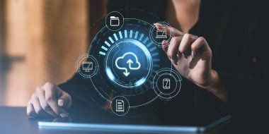 Businessperson, bulut depolama simgeleri, verileri ve dosyaları gösteren dijital bir arayüzle etkileşim halindedir. Geleceksel tasarım, kapalı arka plan. Küresel dijital depolama servisi kavramı