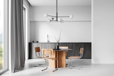 Yuvarlak ahşap masalı minimalist yemek odası, metal sandalyeler, modern avize ve gri dolaplar. Perdeli büyük bir pencere. Çağdaş ev tasarımı. 3B Hazırlama