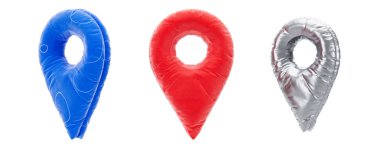 Mavi, kırmızı ve gümüş renkli üç şişirilmiş balon iğnesi. Sade beyaz bir arkaplanda harita konumu işaretleyicileri olarak biçimlendirilmiş. Navigasyon ve kutlama kavramı. 3B Hazırlama.