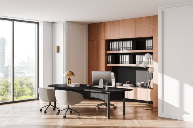 Büyük ahşap bir masası, iki sandalyesi ve içi dosya dolu kitaplıkları olan modern bir ofis. Yerden tavana pencereler panoramik şehir manzarası sunuyor. İş yeri konsepti. 3B Hazırlama