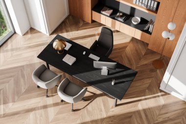 Bilgisayarı, kitapları, lambası, sandalyeleri ve rafları olan modern bir ofis masası. Ahşap zemin ve parlak oda konsepti. 3B Hazırlama