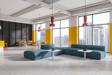 Modern oturma odası koltukları, parlak sarı fayanslı duvarları, kırmızı tavan ışıkları ve şehrin ufuk çizgisini gösteren büyük pencereleri olan geniş bir kafe. 3B Hazırlama