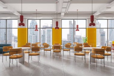 Turuncu sandalyeli, beyaz masalı ve geniş pencereli geniş, modern bir lokanta. Şehrin ufuk çizgisini gösteriyor. Tavandan sarkan kırmızı kolye ışıkları. 3B Hazırlama